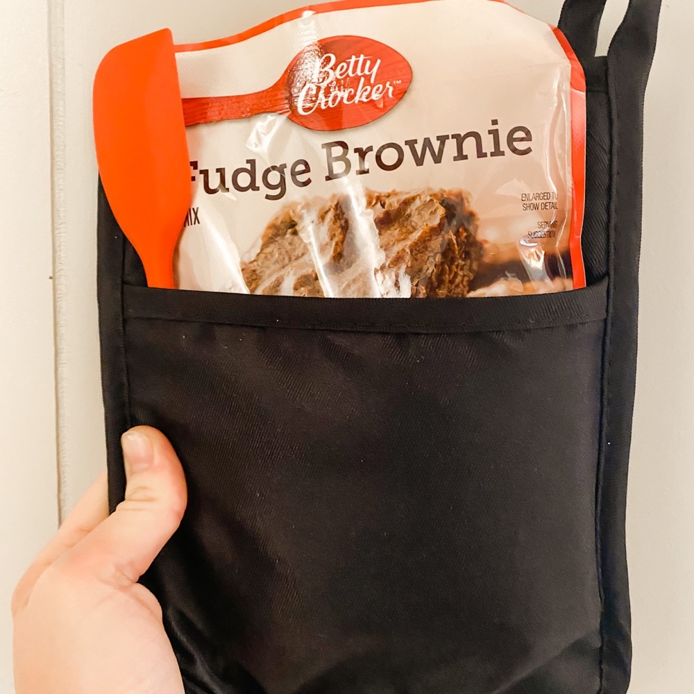 Personalized oven mitt kit